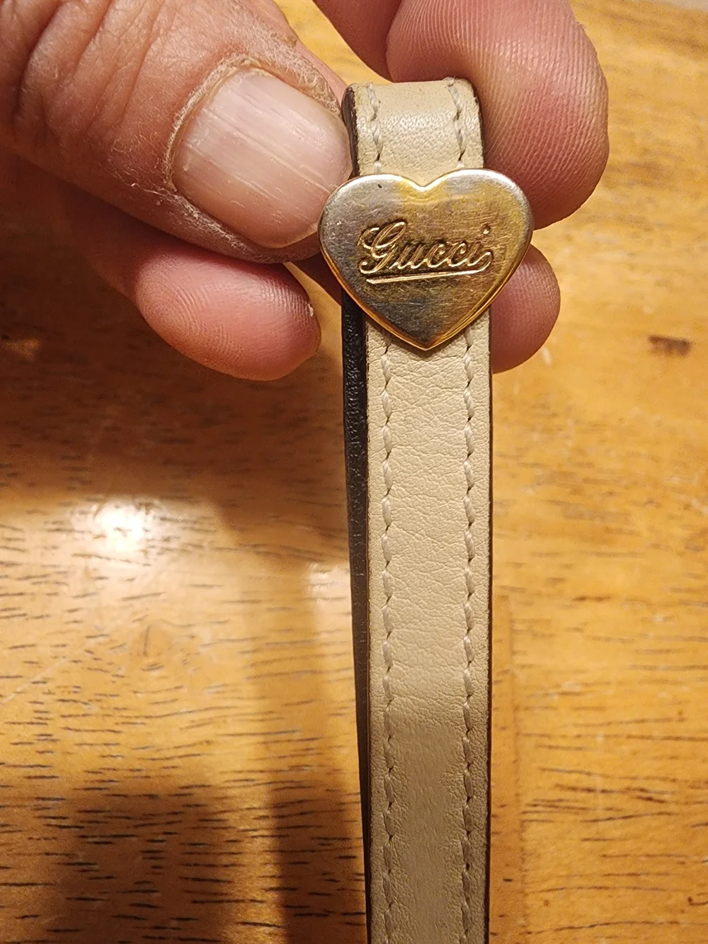 Gucci Micro Guccissima heart phone strap made of khaki leather.